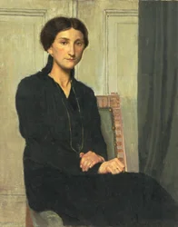 Jeune femme en robe noire